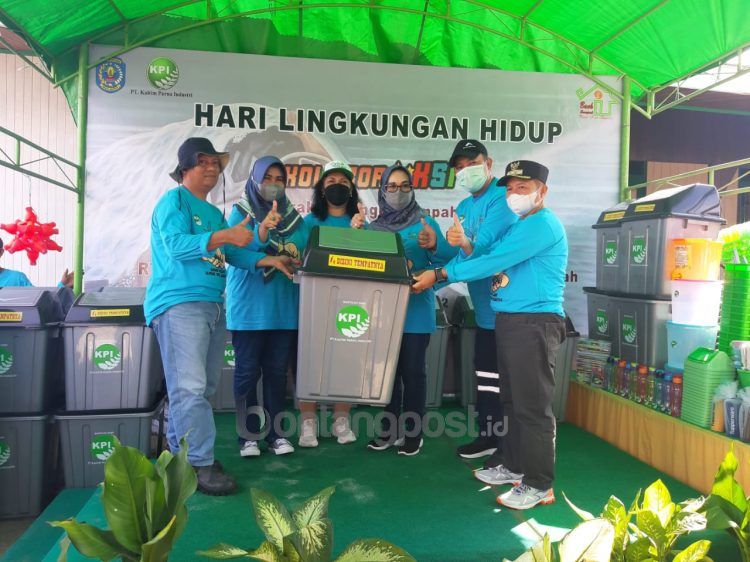 Penyerahan tempat sampah pilah secara simbolis kepada perwakilan tiap RT. (Rera Annorista/bontangpost.id)