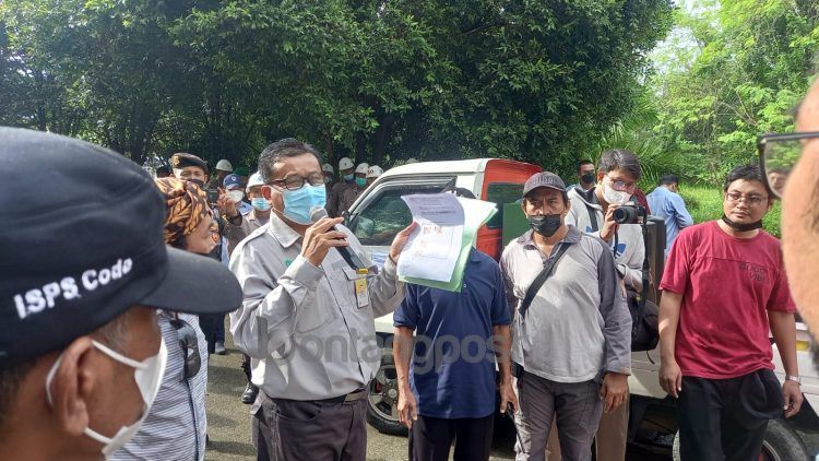 Manajer Project PT Wika Hadi Prasetyo menemui massa yang melakukan aksi demonstrasi dan memastikan akan memprioritaskan warga Guntung dalam pengerjaan proyek perusahaan (Lutfi Rahmatunnisa'/bontangpost.id)