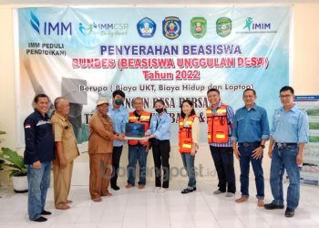 Peduli Pendidikan, PT IMM Salurkan Beasiswa dan Laptop bagi 26 Mahasiswa Berprestasi