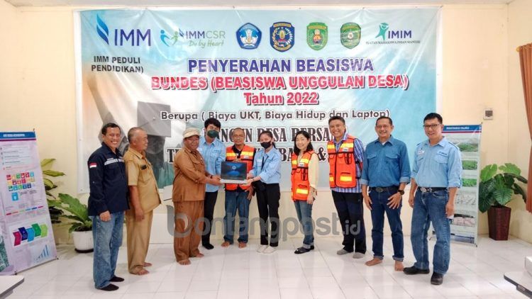 PT Indominco Mandiri salurkan bantuan beasiswa dan laptop bagi mahasiswa berprestasi di desa binaan
