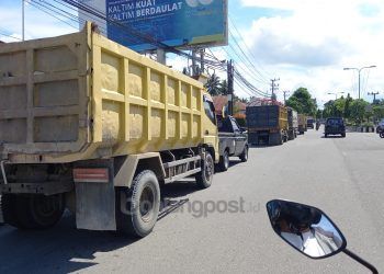 Antrean Truk Kembali Mengular di Dua SPBU Sebelum Waktu Pengisian