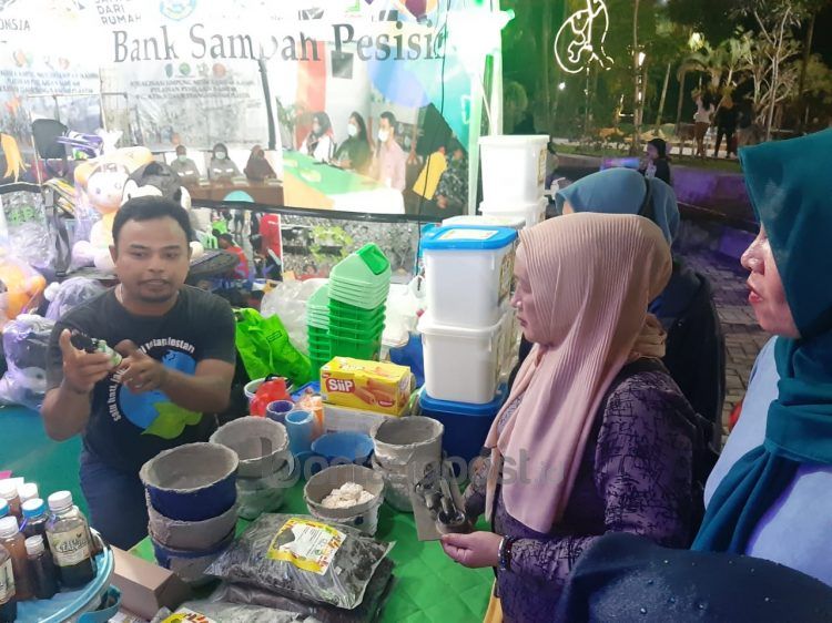 Founder dan Direktur Bank Sampah Pesisir Muhammad Saipul saat mengedukasi pengunjung. (Rera/bontangpost.id)