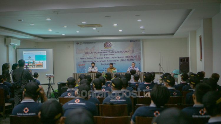 Pemkot Bontang gelar diklat Pemberdayaan Masyarakat (DPM) berupa Basic Safety Training (BST) dan Kecakapan kapal tradisional (SKK) 60 mil