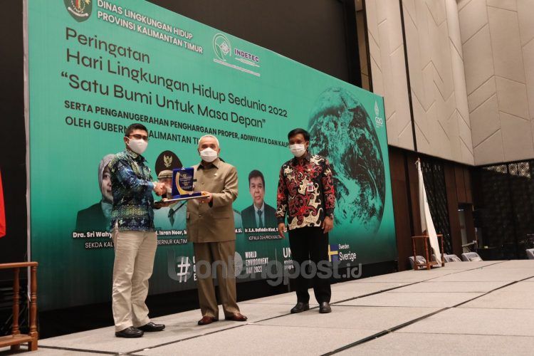 Proper Emas  diserahkan langsung oleh Gubernur Kalimantan Timur Isran Noor dan diterima oleh Senior Manager SHEQ Department Badak LNG Anas Malik Abdillah