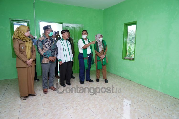Badak LNG salurkan bantuan renovasi Ponpes DDI Ar-Rahman Segendis, Bontang Lestari