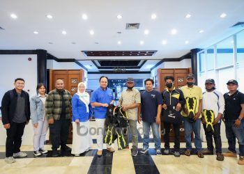 Dukung Konservasi Mandiri Terumbu Buatan, PKT Salurkan Bantuan Alat Selam bagi Kelompok Nelayan Kimasea