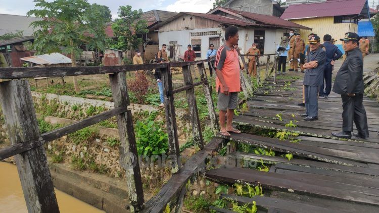 Jembatan penghubung di Kanaan tak kunjung tersentuh perbaikan, setelah mengalami kerusakan selama bertahun-tahun (Nasrullah/bontangpost.id)