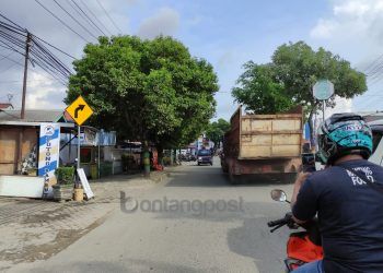 Truk Pengangkut Alat Berat Melintas Tanpa Kawalan Polisi