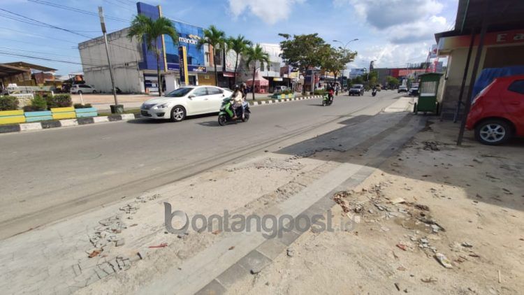 Kondisi trotoar di Jalan Ahmad Yani, banyak alami kerusakan (Nasrullah/bontangpost.id)