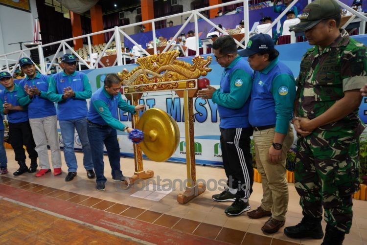 Wakil Gubernur Kaltim Hadi Mulyadi memukul gong tanda dimulainya Perpamsi Ke-V Kaltim. (Lutfi/bontangpost.id)