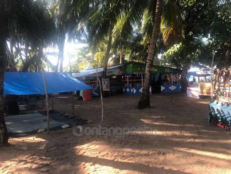 Lapak pedagang dan terpal mengurangi estetika Pulau Beras Basah (Edw/KP)