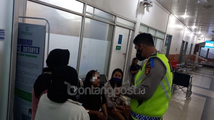 Aparat Satlantas Polres Bontang meminta keterangan pengendara motor.