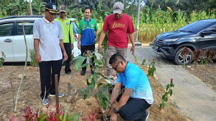 Wali Kota Basri menanam pohon saat penutupan pelantikan Igornas Bontang.