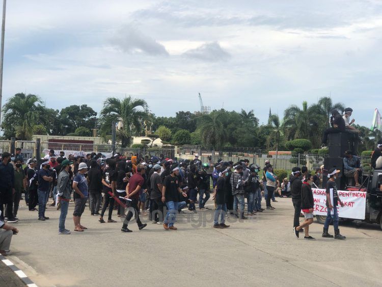Massa menggelar demo di depan pintu masuk PKT.