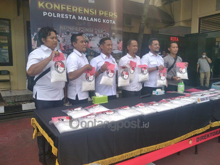 Narkoba jenis sabu seberat 19,8 kilogram diamankan jajaran Satreskoba Polresta Malang Kota. (Ridho Abdullah/jpnn.com)