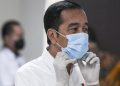 Presiden Jokowi menegaskan masyarakat untuk tetap menggunakan masker di dalam dan luar ruangan karena covid-19 masih ada. (ANTARA FOTO/Hafidz Mubarak A)