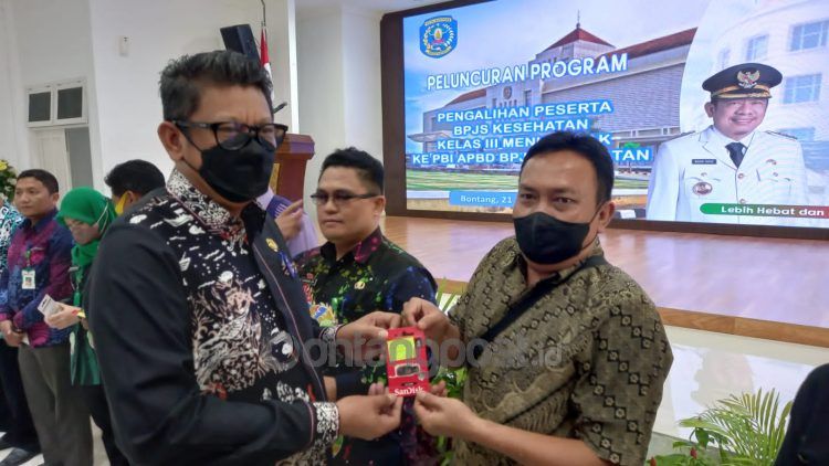 Wali Kota Bontang Basri Rase menyerahkan pengalihan data peserta BPJS Kelas III yang menunggak ke PBI APBD