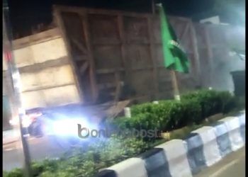 Truk Trailer Tabrak Median Jalan di Simpang Bontang Baru