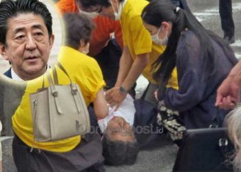 Tangkapan layar menunjukkan mantan perdana menteri Jepang Shinzo Abe (insert) terbaring di tanah setelah ditembak dari belakang oleh seorang pria selama kampanye pemilihan untuk pemilihan Majelis Tinggi Parlemen Jepang, 10 Juli 2022, di Nara, Jepang barat, Jumat (8/7/2022). (ANTARA FOTO/Kyodo via Reuters/hp)