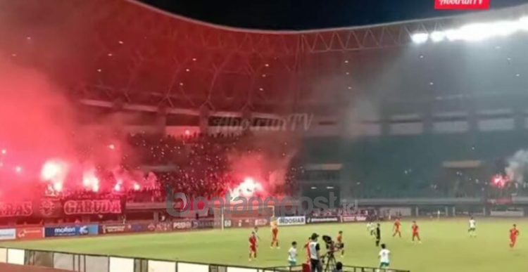 Suporter nyalakan flare dan petasan saat laga Indonesia vs Vietnam