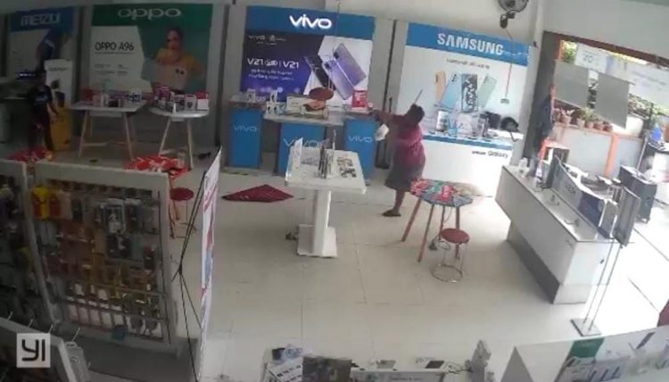 ODGJ mengamuk di konter bilangan Jalan Ahmad Yani