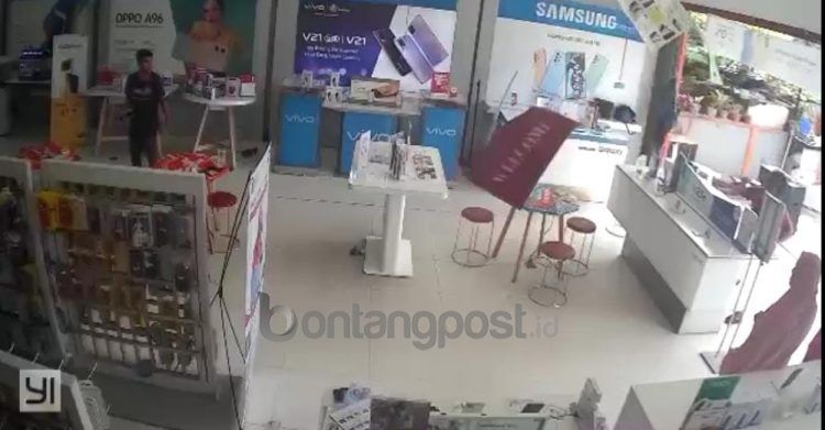 ODGJ mengamuk di konter Hp di Jalan Ahmad Yani
