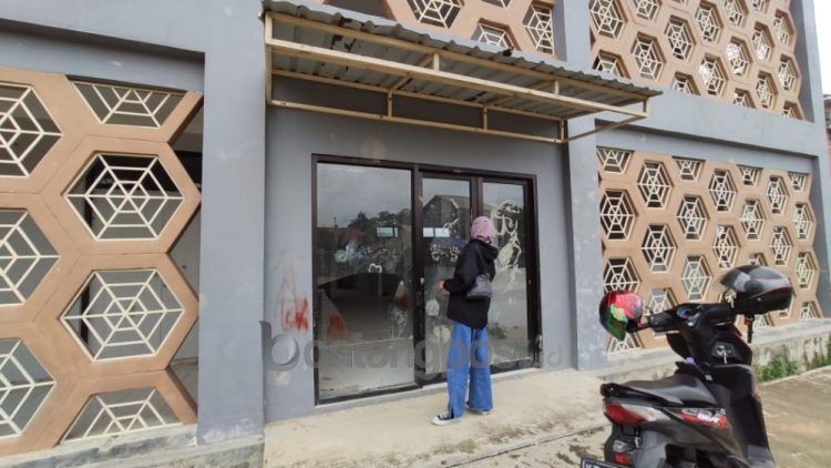 Bangunan di Tanjung Laut Indah sudah mangkrak selama tujuh tahun, awalnya diperuntukkan sebagai panti sosial terpadu (Nasrullah/bontangpost.id)