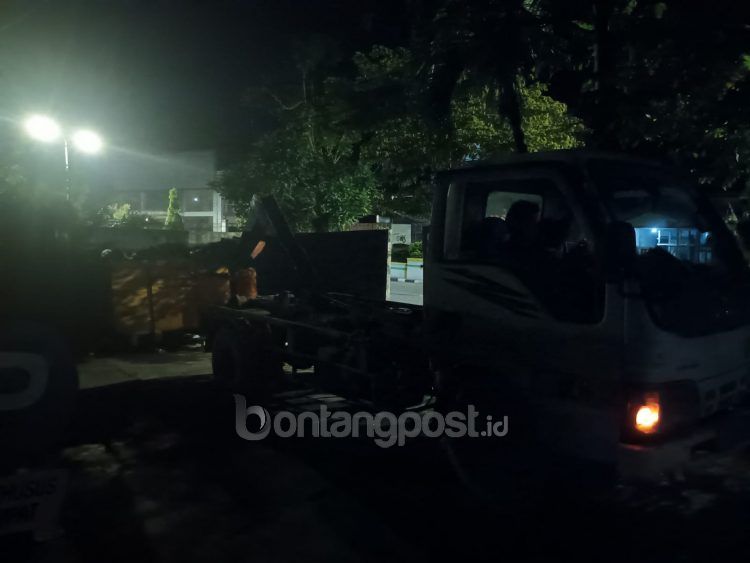 Kondisi halaman depan Pasar Telihan saat malam hari