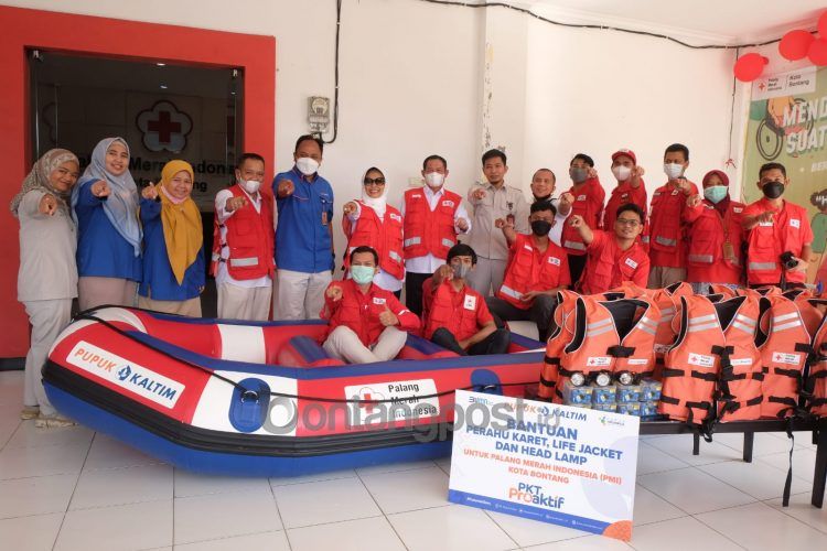 PKT salurkan bantuan satu unit perahu karet beserta 8 unit life jacket dan 8 headlamp ke Palang Merah Indonesia (PMI) Kota Bontang