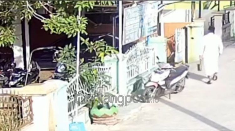 Seorang pria terekam CCTv mengambil ponsel milik warga yang tersimpan di kantong motor