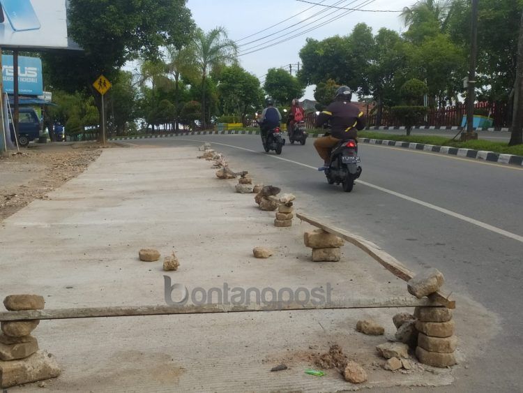 Trotoar di Jalan Brigen Katamso yang sebelumnya banyak lubang mulai mendapat perbaikan (Adiel/KP)