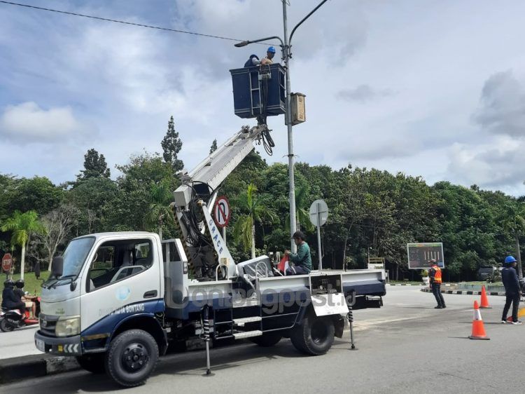 Lampu PJU di Jalan Cipto Mangunkusumo mulai diperbaiki (Lutfi Rahmatunnisa'/bontangpost.id)