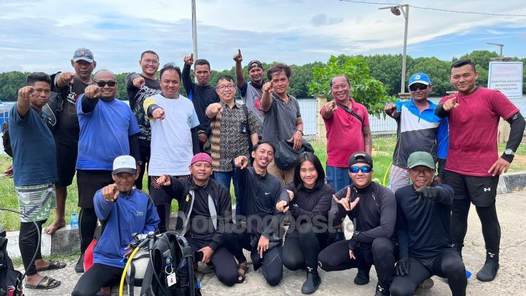 Manajemen PKT dan Kelompok Nelayan Karaka sesaat setelah pelatihan dan sertifikasi. (PKT)