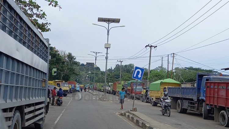 Antrean truk solar mengular di KM 3 (Lutfi Rahmatunnisa'/bontangpost.id)