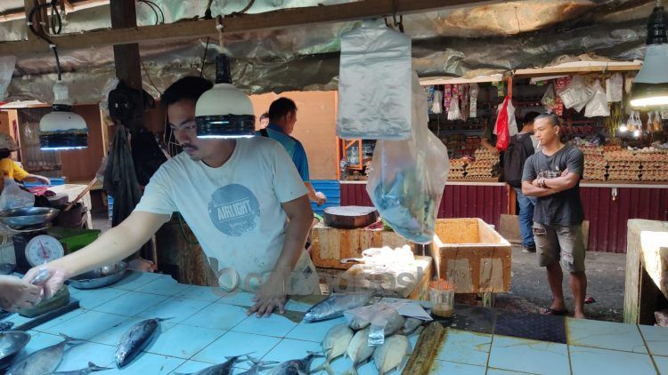 Pedagang Pasar Citra Mas Loktuan yang masih berjualan di lapak lama diminta segera pindah ke gedung baru (Lutfi Rahmatunnisa'/bontangpost.id)