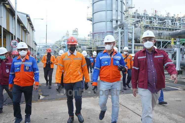 Direktur Keuangan dan Umum PKT Qomarruzaman; Kapolres Bontang AKBP Yusep Dwi Prastiya; Direktur Utama PKT Rahmad Pribadi; dan Direktur Operasional PKT Hanggara Patrianta; tengah melakukan peninjauan lokasi Pabrik 5 PKT paska over-firing, Minggu (25/07).