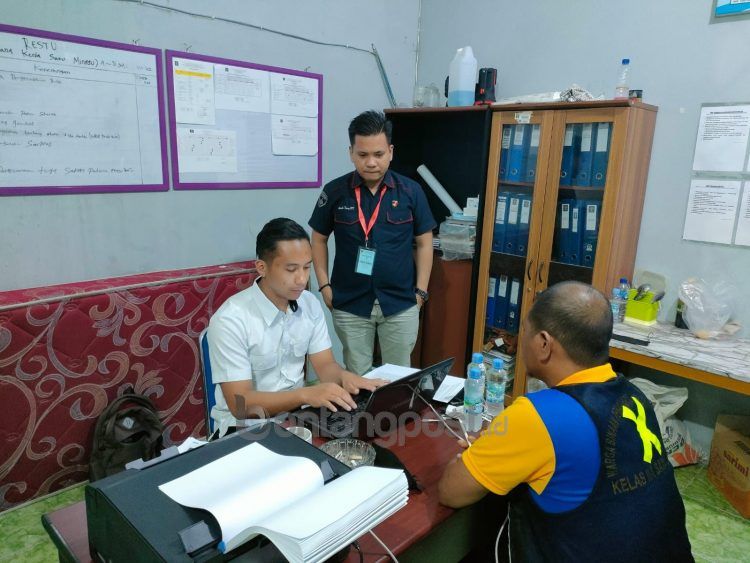 Penyidik Satresnarkoba Polres Bontang saat melakukan pemeriksaan terhadap warga binaan di Lapas Narkotika Samarinda (Ist)