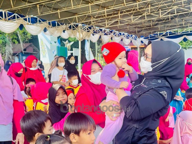Wawali Najirah hadiri peringatan Hari Anak Nasional di rumah adat Guntung (Lutfi Rahmatunnisa'/bontangpost.id)