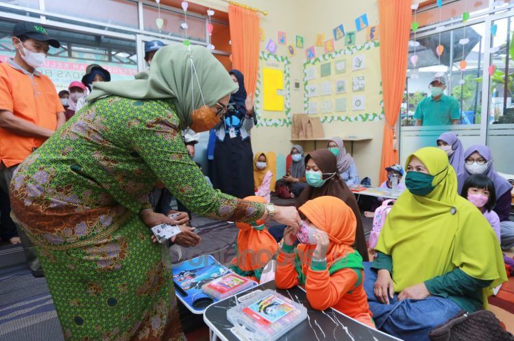 Wawali Najirah menemui pelajar selepas peresmian Kampung Ekspresi. (Prokompim)
