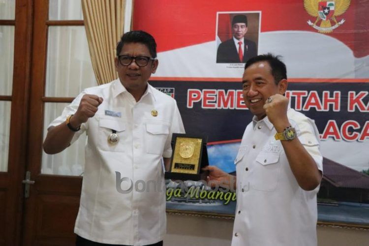 Bupati Cilacap Tatto Suwarto Pamuji menerima cendera mata dari Wali Kota Bontang Basri Rase. (republika.co.id)