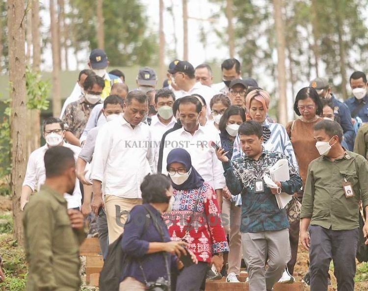 Pemred Kaltim Post Romdani mewawancarai Presiden Jokowi.