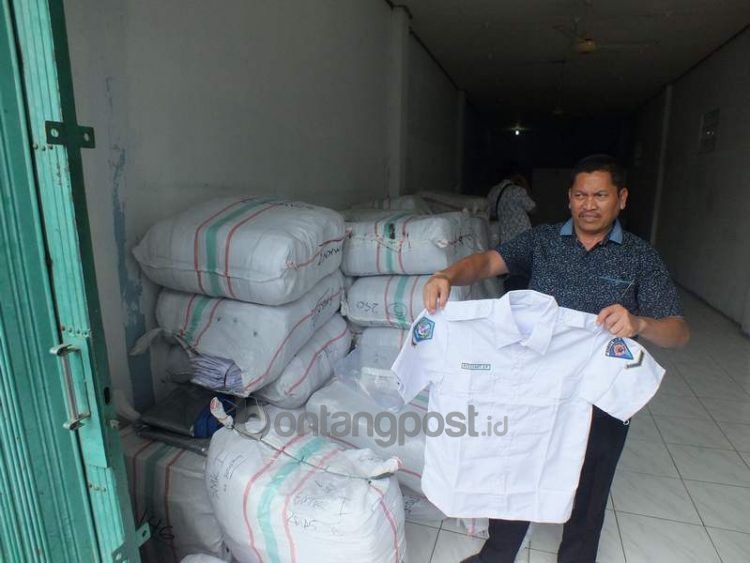 Lelang ulang seragam sekolah mulai dibuka