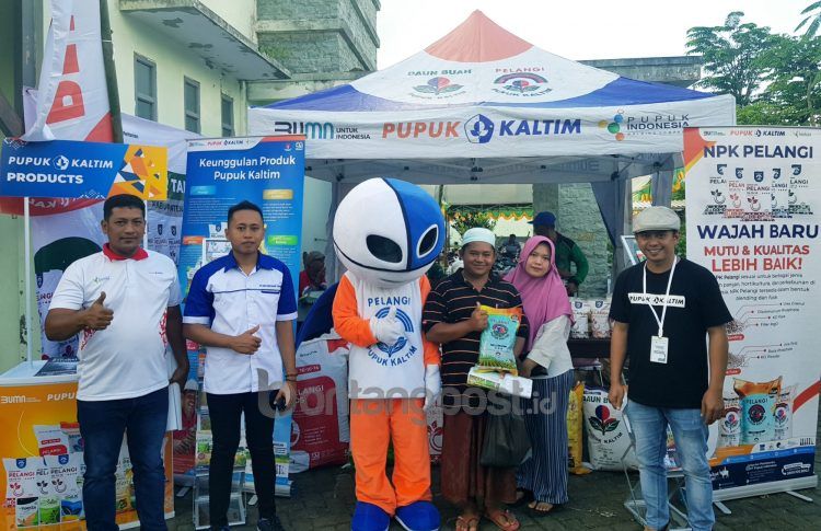 PT Pupuk Kalimantan Timur (PKT) mengedukasi para petani Kabupaten Pamekasan, Jawa Timur, pada agenda Pasar Tani Galak yang digelar Dinas Ketahanan Pangan dan Pertanian (DKPP) Pamekasan di BPP Kecamatan Pakong, Selasa (5/7/2022). (Corcom PKT)