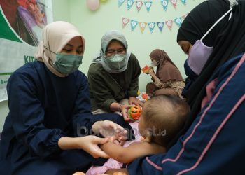 PKT bekerja sama dengan PT Kaltim Medika Utama (RSPKT Group) gelar pijat bayi gratis, sekaligus pelatihan tata cara pemijatan bayi