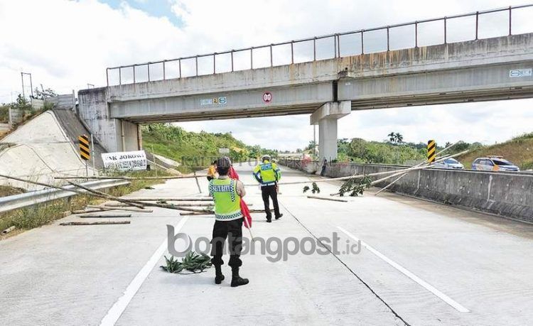 Warga RT 37 Kelurahan Manggar kembali menutup ruas jalan di Km 6 Gerbang Tol (GT) Manggar, Jumat (19/8).