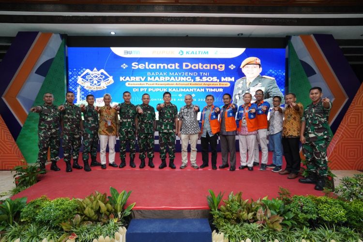 (Danpussenarhanud) Kodiklat TNI AD, Mayjen TNI Karev Marpaung bersama direksi Pupuk Kaltim.