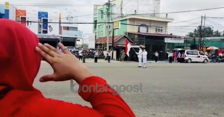 Suasana upacara on the road di simpang Ramayana