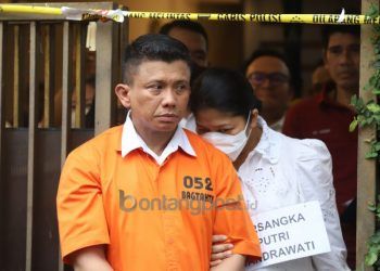 Ferdy Sambo dan Putri Candrawathi saat rekonstruksi kasus pembunuhan berencana terhadap Brigadir Yosua Hutabarat di Kompleks Polri, Duren Tiga, Jakarta, kemarin (30/8). (Dery Ridwansah/JawaPos.com)