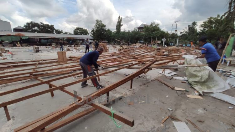 Bangunan Pasar Citra Mas Loktuan yang lama dibongkar (Nasrullah/bontangpost.id)