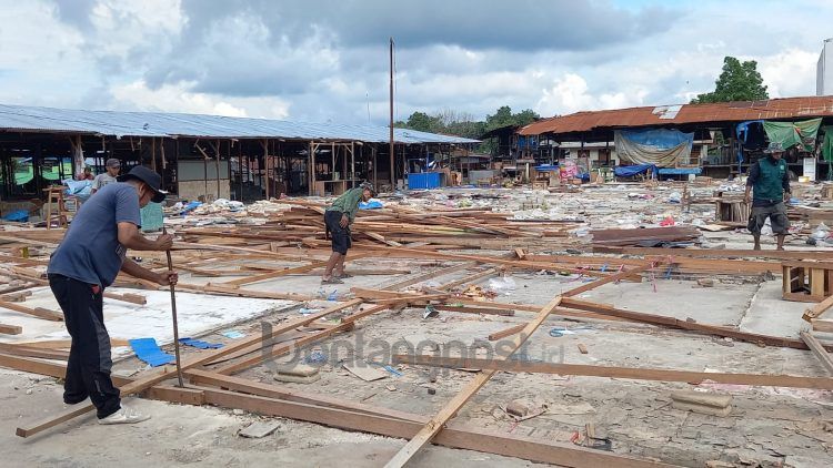 Proses pembongkaran kios di bangunan lama Pasar Citra Mas Loktuan